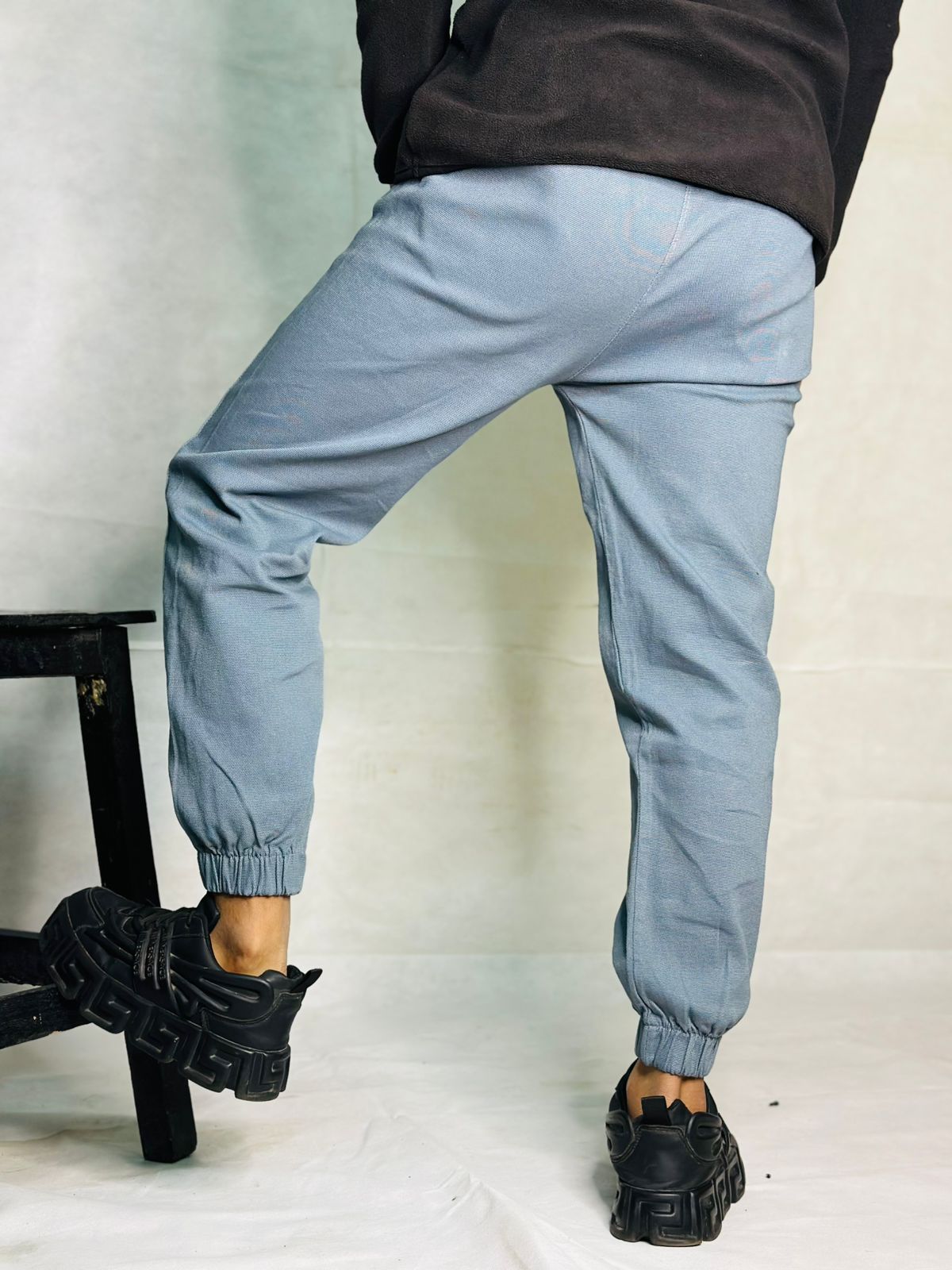 Thick Cotton Cargo Pants with special pattern of threads.